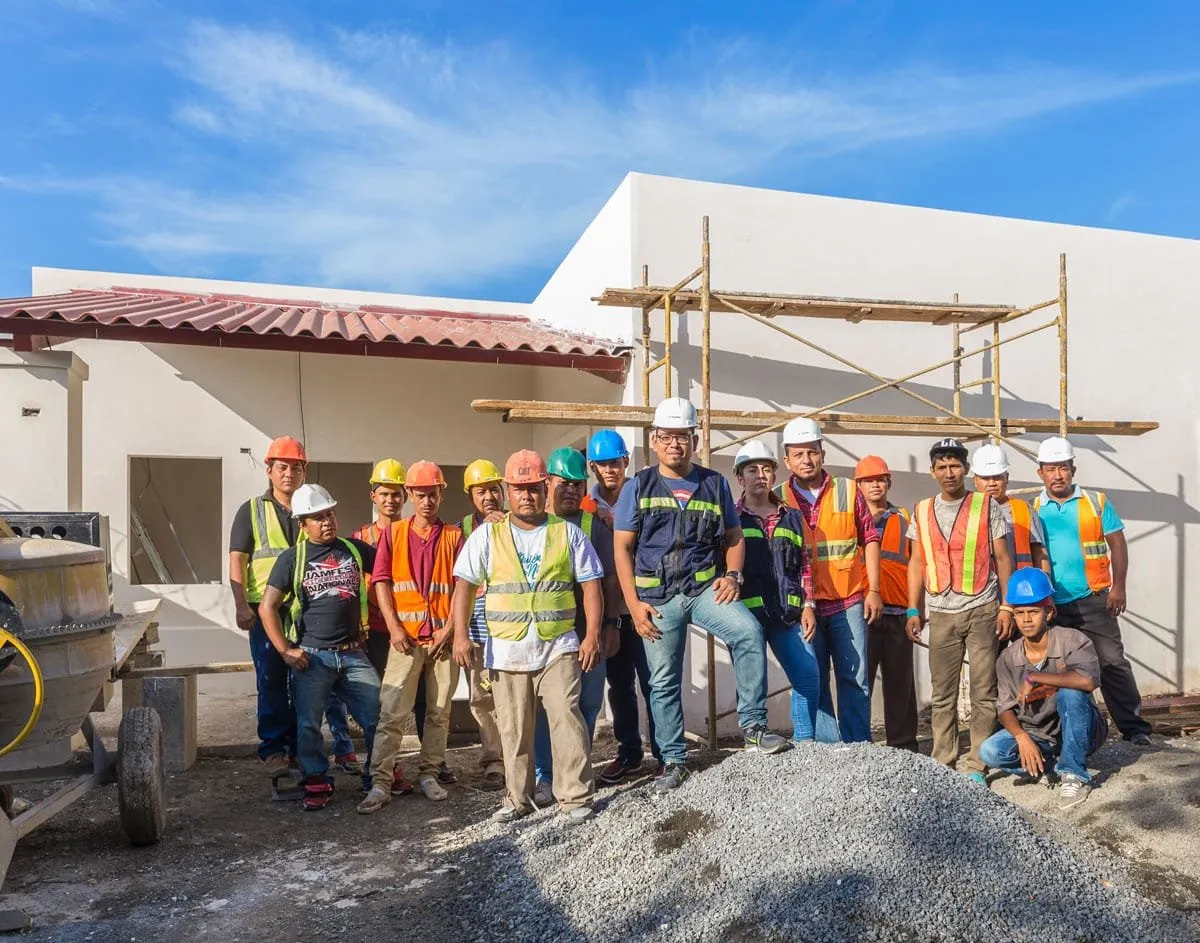 Equipo profesional de GC Construcciones trabajando en proyectos arquitectónicos en Nicaragua